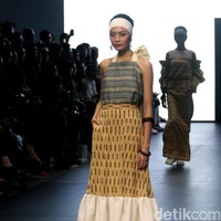 Karya IKAT Indonesia by Didiet Maulana yang terinspirasi dinamika kehidupan urban. menghadirkan koleksinya di Plaza Indonesia Fashion Week 2017. jakarta. Plaza Indonesia. [Foto: Mohammad Abduh/Wolipop]