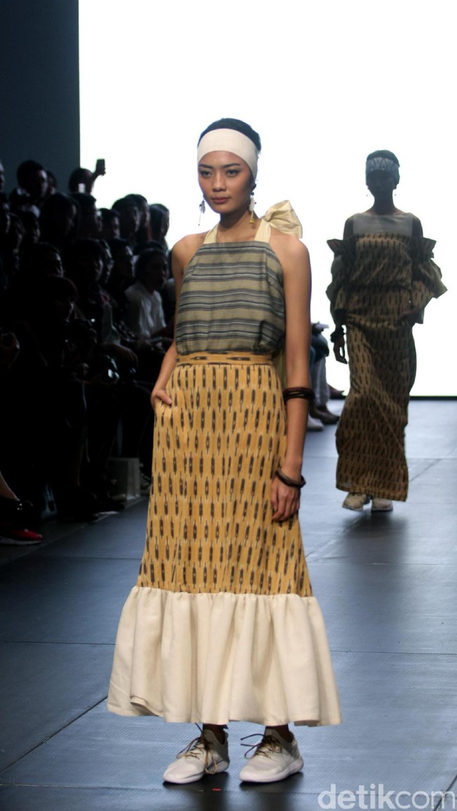 Karya IKAT Indonesia by Didiet Maulana yang terinspirasi dinamika kehidupan urban. menghadirkan koleksinya di Plaza Indonesia Fashion Week 2017. jakarta. Plaza Indonesia. [Foto: Mohammad Abduh/Wolipop]