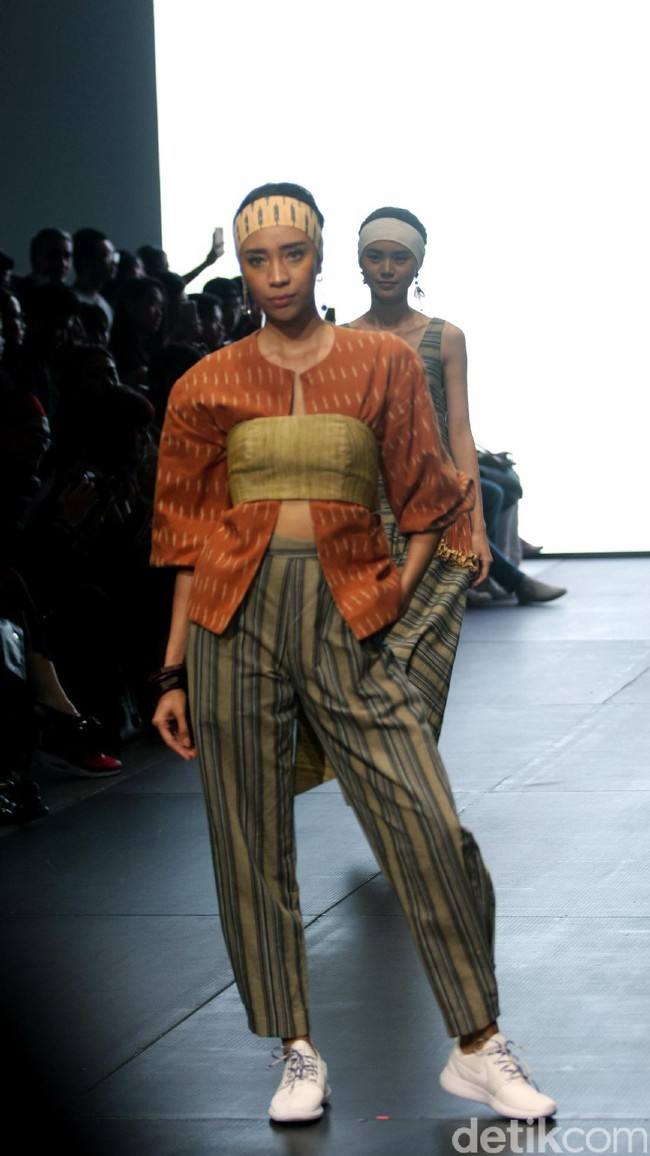 Karya IKAT Indonesia by Didiet Maulana yang terinspirasi dinamika kehidupan urban. menghadirkan koleksinya di Plaza Indonesia Fashion Week 2017. jakarta. Plaza Indonesia. [Foto: Mohammad Abduh/Wolipop]