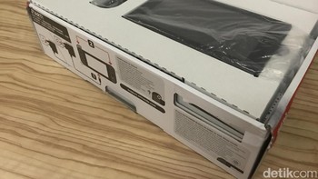 Ketika dibuka, gamer akan langsung berhadapan dengan Switch dan kontroler Joy-Con. Foto: afr/detikINET