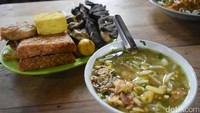 Soto Kudus dengan kuah bening kekuningan diisi dengan nasi, tauge dan potongan ayam kampung. Makin sedap ditaburi dengan potongan bawang putih goreng dan seledri. Cocok disantap dengan aneka sate serta pelengkap seperti perkedel, tahu dan tempe.
