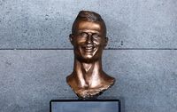 Patung Siapa Lebih Keren: Zlatan, Luis Suarez atau CR7?