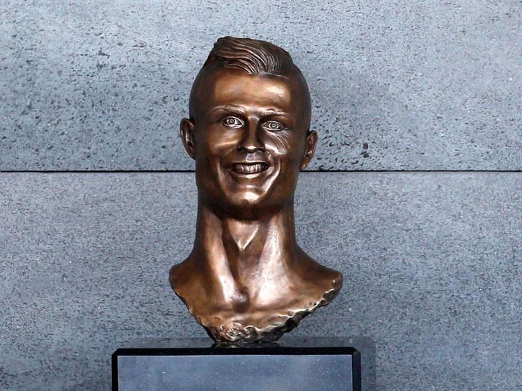 Ini Patung Wajah Ronaldo yang Jadi Olok-olokan