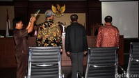 (Ki-ka) Ganjar Pranowo, Agun Gunandjar, dan Agus Martowardojo disumpah sebelum memberikan kesaksian.