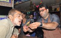 Wow! Jajanan Khas India Ini Dibakar dan Disantap Saat Api Menyala