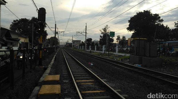 Menyeberang dari Pagar Bolong, Pria Tertabrak Kereta di Pasar Minggu