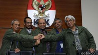Mantan Ketua KPK, Abraham Samad (dua kiri), bersama Mantan Pimpinan KPK, Busyro Muqoddas (kiri), Mantan Penasehat KPK, Suwarsono (dua kanan), Imam Prasojo (kanan), Ketua Wadah Pegawai KPK, Novel Baswedan (tengah), menggelar konferensi pers usai menggelar pertemuan menyikapi rencana revisi UU KPK di Gedung KPK, Jakarta, Kamis (30/3/2017).