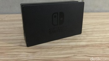 Inilah docking untuk switch. Kelengkapan ini berguna ketika gamer ingin menampilkan game di Switch ke layar yang lebih besar. Foto: afr/detikINET