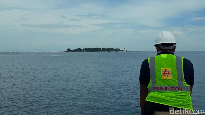 Perjuangan PLN Listriki Desa Terpencil di Tengah Laut