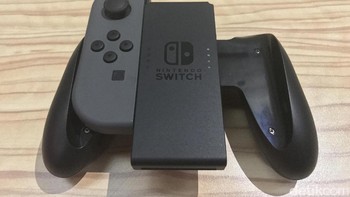 Pegangan untuk Joy-Con. Ketika dipasangkan, Joy-Con akan memberikan bentuk kontroler seperti pada umumnya. Pegangan untuk Joy-Con ini berfungsi saat gamer menghubungkan Switch ke layar yang lebih besar. Foto: afr/detikINET
