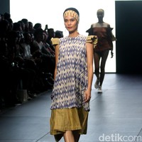 Karya IKAT Indonesia by Didiet Maulana yang terinspirasi dinamika kehidupan urban. menghadirkan koleksinya di Plaza Indonesia Fashion Week 2017. jakarta. Plaza Indonesia. [Foto: Mohammad Abduh/Wolipop]