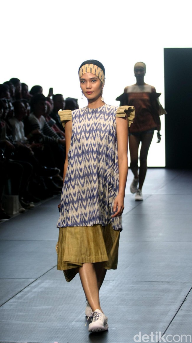 Karya IKAT Indonesia by Didiet Maulana yang terinspirasi dinamika kehidupan urban. menghadirkan koleksinya di Plaza Indonesia Fashion Week 2017. jakarta. Plaza Indonesia. [Foto: Mohammad Abduh/Wolipop]