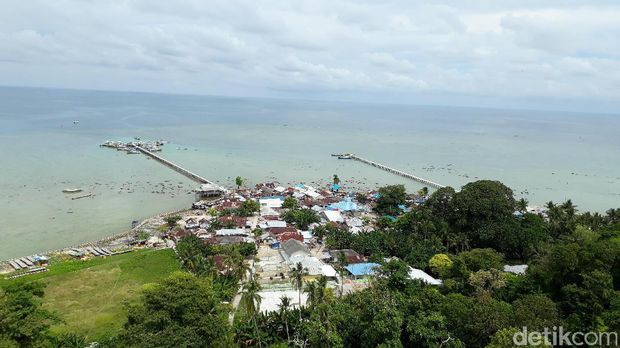 Desa di Tengah Laut Ini Sekarang Terang Benderang Setelah Dapat Listrik