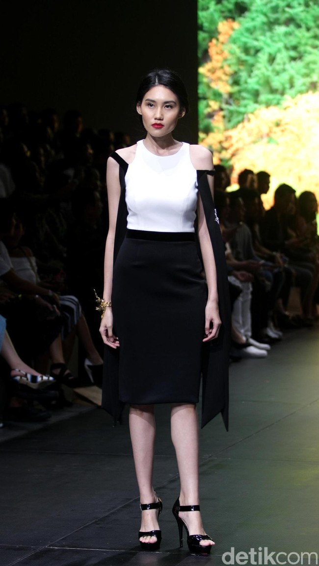 Yosep Sinudarsono mengangkat tema EDEN di Plaza Indonesia Fashion Week 2017. Jakarta. Plaza Indonesia. [Foto: Mohammad Abduh/Wolipop]