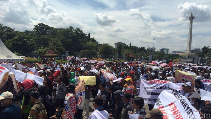 Ribuan Peternak Gelar Aksi di Depan Istana