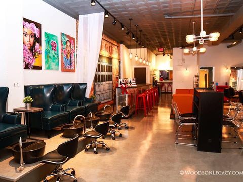 Di Bengkel Khusus Wanita Ini, Bisa Servis Mobil Sekaligus Manicure & Pedicure