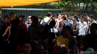 Para wajib pajak memenuhi tenda di luar kantor pajak.