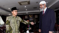 Sesampainya di pintu, Zakir langsung disambut oleh Zulkifli yang memakai bati berwarna hijau. Keduanya lalu bertukar salam sambil berjabat tangan.