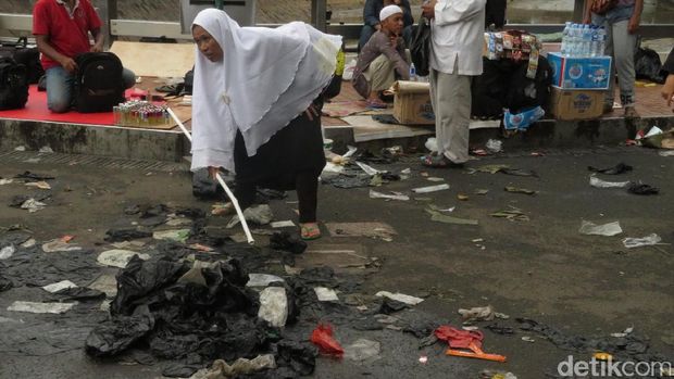 Massa Aksi 313 Longmarch, Relawan Bersih-bersih di Masjid Istiqlal