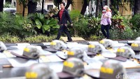 Meskipun dengan penjagaan ketat, masyarakat yang berjalan kaki masih bisa melalui jalan tersebtu dengan berjalan kaki.