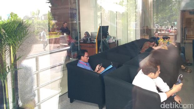 Mantan Direktur Utama Perum Percetakan Negara RI (PNRI) Isnu Edhi Wijaya/berbaju biru