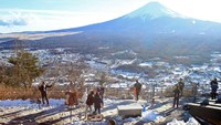 Para wisatawan yang tampak sibuk berfoto hingga meliat Gunung Fuji dari kejauhan. Semuanya seakan terhipnotis oleh indahnya Gunung Fuji (Randy/detikTravel)