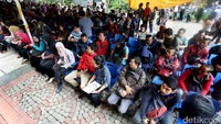 Para wajib pajak mengantre di bawah tenda di luar kantor Direktorat Jenderal Pajak.
