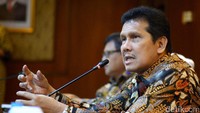Menpan RB Asman Abnur saat memberikan pendapatnya.
