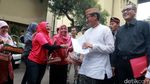 Diperiksa Polda, Sandiaga Uno Bagi-bagi Kue