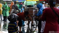 Peserta aksi wudhu menggunakan air mineral.