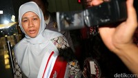 Sukma Violeta keluar gedung KPK sambil menenteng map.