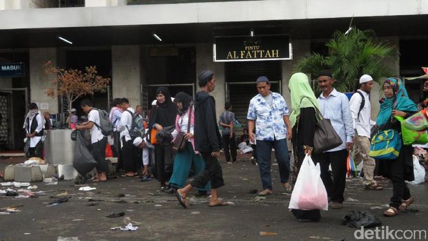 Massa Aksi 313 Longmarch, Relawan Bersih-bersih di Masjid Istiqlal
