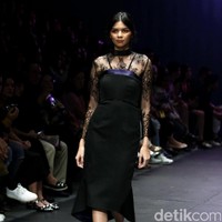 Koleksi Stellarissa di Plaza Indonesia Fashion Week 2017. Jakarta. Plaza Indonesia. [Foto: Mohammad Abduh/Wolipop]