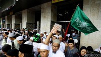 Massa yang mayoritas mengenakan baju koko berwarna putih itu berjalan kaki dengan tertib.