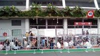 Seperti ini kondisi gerbang masuk. Pintu bakal dibuka pukul 18.00 waktu setempat. Foto: Asep Syaifullah