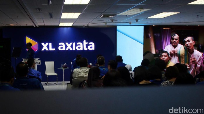 Presiden Direktur XL Axiata, Dian Siswarini bersama Chief Financial Officer XL Axiata, Mohamed Adlan Bin Ahmad Tajudin, Presiden Komisaris XL Axiata, Muhammad Chatib Basri, Chief Service Management Officer XL Axiata, Yessie D Yosetya, dan Chief Strategic Transformation Officer XL Axiata, Willem Lucas Timermans berbincang usai mengikuti Rapat Umum Pemegang Saham Tahunan XL Axiata di Jakarta, Jumat (31/3). XL kembali menegaskan komitmen untuk berfokus menuju perusahaan digital. Sebagai bagian dari hal itu mulai dari RUPS tahun ini.