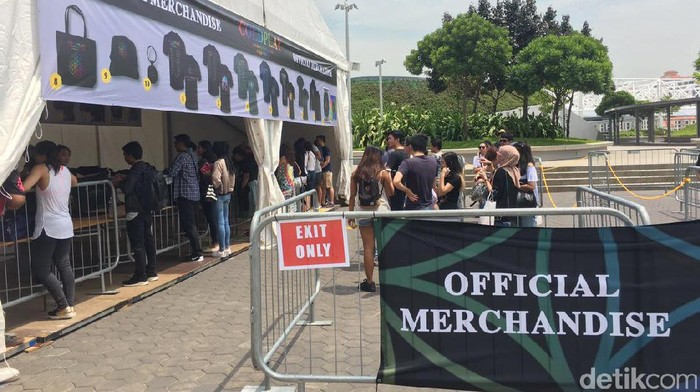 Merchandise Resmi Coldplay Diperjualbelikan di Singapura