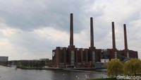 detikOto berkesempatan mengunjungi pabrik Volkswagen di Wolfsburg, Jerman. detikOto dan dua orang rombongan lain dari Indonesia ditemani Mouna Jebabli, Communications Visitors Service Volkswagen sebagai pemandu plant tour mengunjungi pabrik ini.