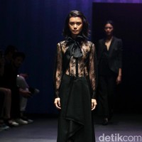 Koleksi Stellarissa di Plaza Indonesia Fashion Week 2017. Jakarta. Plaza Indonesia. [Foto: Mohammad Abduh/Wolipop]