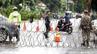 Kendaraan dialihkan ke arah Lapangan Banteng, karena Jalan Medan Merdeka Barat sudah ditutup. Sedangkan Jalan Medan Merdeka Timur dan Jalan Medan Merdeka Selatan masih dapat dilalui kendaraan.