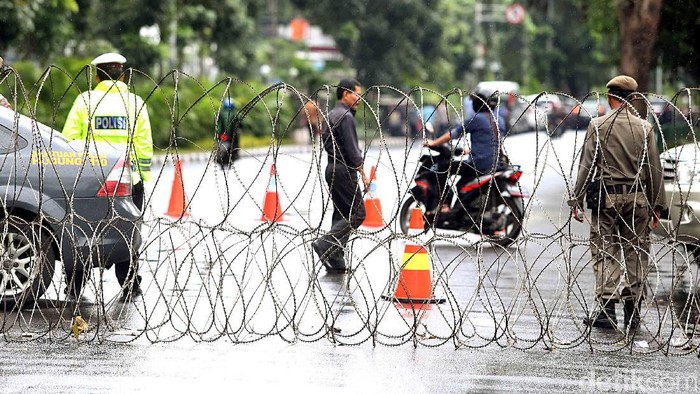 Massa Aksi 313 akan melakukan longmarch dari Masjid Istiqlal menuju Istana Negara Jakarta. Sejak tadi pagi, jalan menuju istana sudah ditutup dan penjagaan pun diperketat.