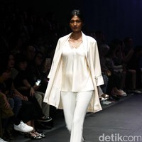 Koleksi Stellarissa di Plaza Indonesia Fashion Week 2017. Jakarta. Plaza Indonesia. [Foto: Mohammad Abduh/Wolipop]