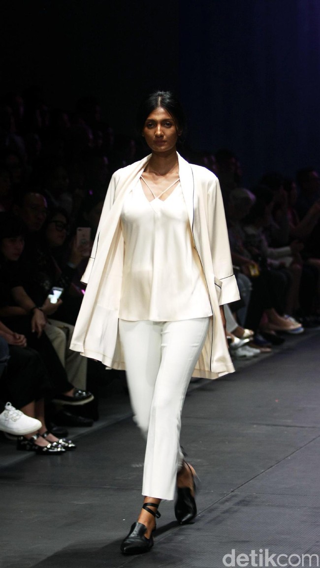 Koleksi Stellarissa di Plaza Indonesia Fashion Week 2017. Jakarta. Plaza Indonesia. [Foto: Mohammad Abduh/Wolipop]