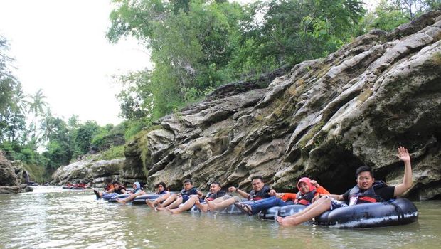 River tubing di Sungai Oyo, Yogyakarta