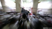 Massa aksi 313 juga membawa bendera.