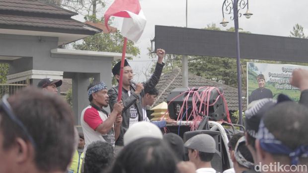 Ratusan Korban Banjir Kabupaten Bandung Duduki Kantor Bupati
