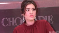 Ia tampil dibalut blus merah marun dipadu aksesoris anting. Pool/Hanif Hawari/detikFoto.