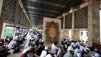 Mereka kebanyakan mengenakan baju putih-putih.