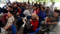Para wajib pajak mengantre di tenda luar gedung.