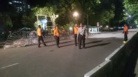 Petugas kepolisian masih terlihat berjaga